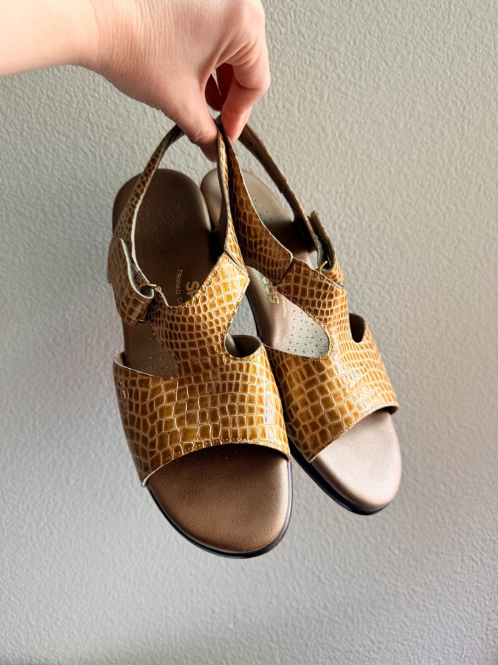 SAS women’s Suntimer sandals in a tan crocodile-embossed leather finish